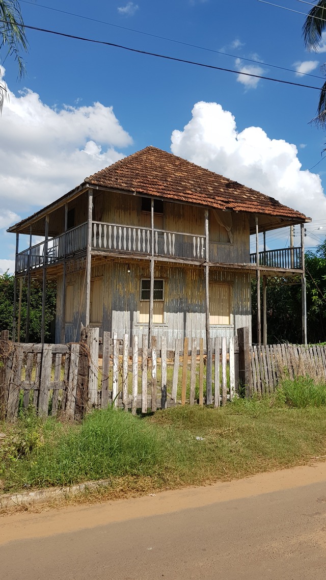 Mesmo com a modernidade, Três Lagoas rural ``sobrevive`` e preserva história A arquitetura do imóvel é impecável e remonta várias décadas, como se estivesse aguardando uma restauração (Foto: Ricardo Ojeda)
