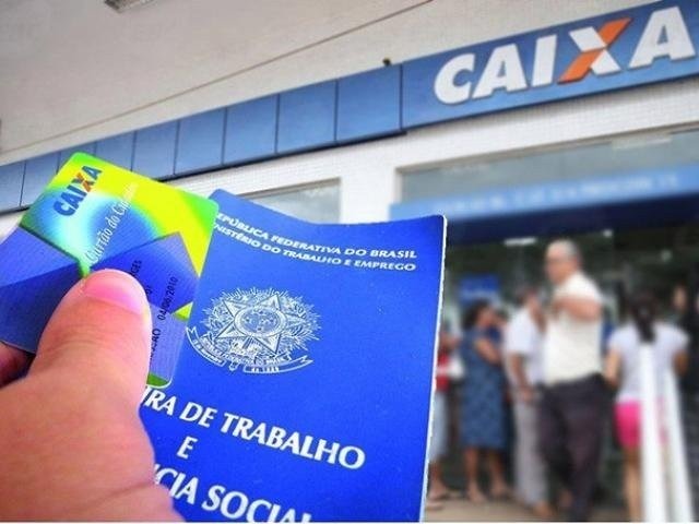 Consulta ao saldo do PIS está liberada a partir desta segunda Trabalhador com cartão cidadão e Carteira de Trabalho em mãos (Foto: Divulgação)