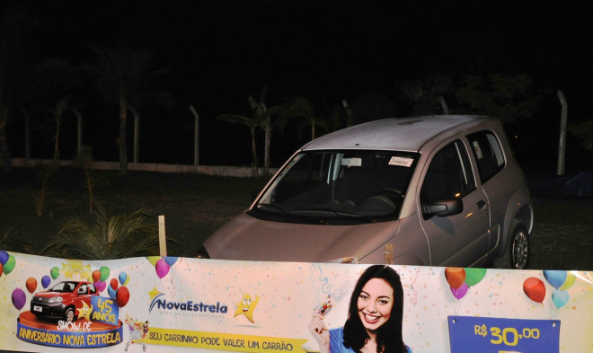 O veículo Novo Uno que será sorteado aos clinetes que receberão cupom em compras acima de R$ 30 e o sorteio do carro ocorrerá no dia 6 janeiro (Foto; Aurora Vilalba)