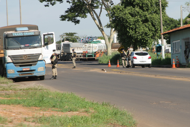 PRF restringe tráfego de caminhões em rodovias federais durante feriados Em todo o país, as rodovias federais com pista simples serão alvo da restrição determinada pela portaria PRF (Foto: Arquivo/Perfil News)