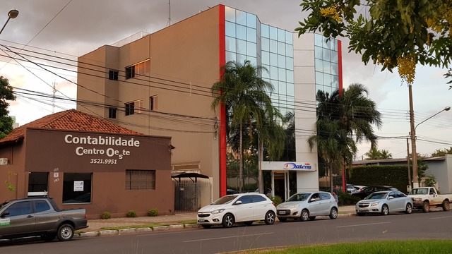 Com a chegada das  indústrias surgiram edificações modernas em contraste com as de outrora, porém convivem em harmonia (Foto: Ricardo Ojeda)  