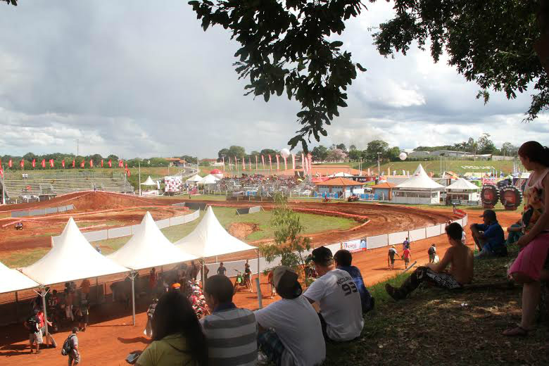 Organização tem confirmada pela CBM realização do evento 2015 em Três Lagoas O público se acomodou por todo o espaço Arena Mix para poder assistir as manobras radicais dos pilotos (Foto: JJ Caju)