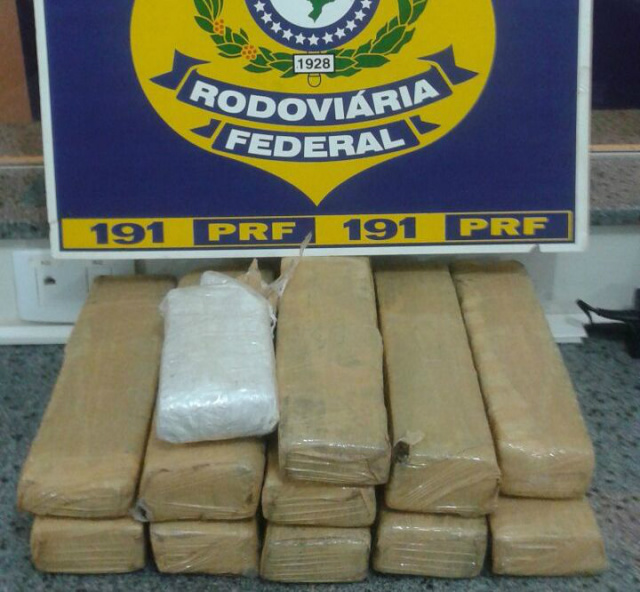 Um menor de 14 anos é apreendido na BR-262 com 10 kg de maconha Após pesada, a droga totalizou 10 kg. (Foto: Divulgação)