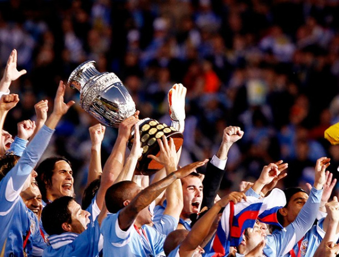 Em dia de Forlán e Suárez, Uruguai bate Paraguai e acaba com jejum Capitão Lugano levanta a taça da Copa América: Uruguai chega ao 15º título (Foto: Reuters)