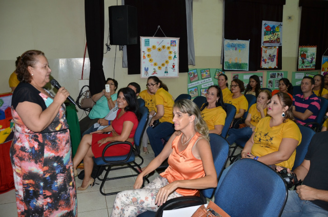 Em sua fala, Jussara Fernandes parabenizou às professoras participantes do curso e as coordenadora do projeto. (Foto: Assessoria)