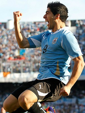 Em dia de Forlán e Suárez, Uruguai bate Paraguai e acaba com jejum Suárez comemora seu quarto gol na Copa América:
artilheiro do Uruguai (Foto: Agência Reuters)