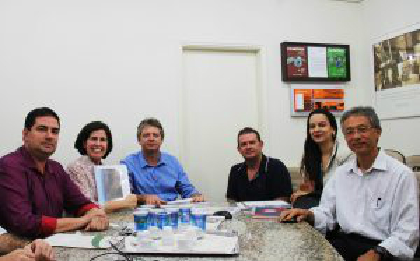 O secretário Jaime Verruck durante reunião realizada em agosto com a Prefeitura de Três Lagoas e representantes da Bemis. (Foto: Divulgação)
