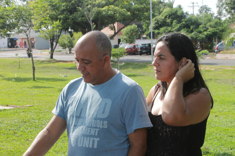 O casal baiano Josemiro e Rita, caminhando pela orla da lagoa, na manhã desta segunda de feriado (Foto: Ricardo Ojeda)