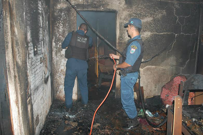 Com baldes e mangueira, os policiais militares controlaram o incêndio na casa já quase toda consumida pelas chamas (Foto: Divulgação)