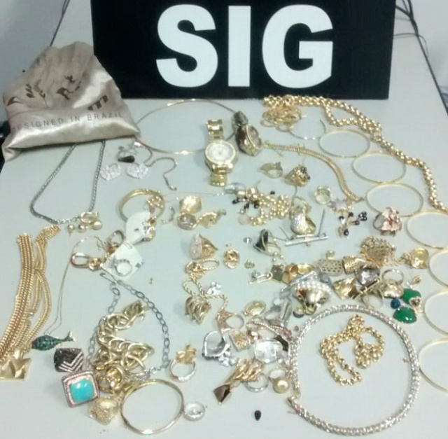 Quadrilha que roubou R$ 1 milhão em assaltos é presa pelo SIG Parte das jóias apreendidas pelo SIG, junto com os ladrões (Foto: Jornal da Nova)