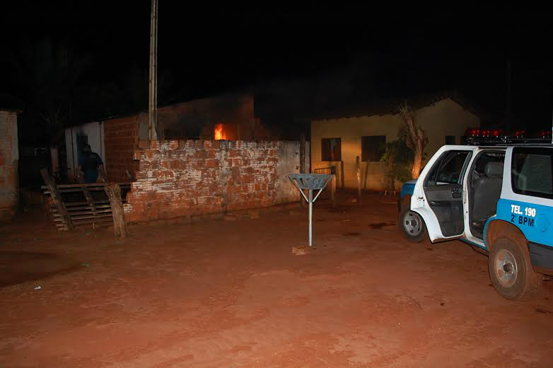 Os PMs notaram que havia fogo dentro da residência e de imediato combateram as chamas (Foto: Divulgação)