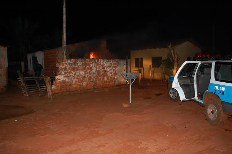 Marido briga e bate na mulher e depois ateia fogo na casa Os PMs notaram que havia fogo dentro da residência e de imediato combateram as chamas (Foto: Divulgação)