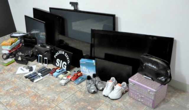 Quadrilha que roubou R$ 1 milhão em assaltos é presa pelo SIG Aparelhos televisores, calçados e outros objetos roubados pelos ladrões e recuperados pelo SIG (Foto: Nova News)