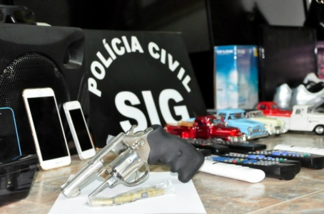 Quadrilha que roubou R$ 1 milhão em assaltos é presa pelo SIG Revólver calibre 38, usado no roubo da F-250, e outros objetos levados pelos ladrões da casa assaltada (Foto: Nova News)