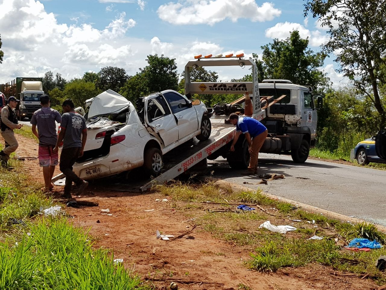 Servidor do Estado, que transportava jovem infrator, morre ao colidir com Hilux em Água Clara Carro oficial do Estado, Siena Fire, em que o servidor viajava. (Fotos: Divulgação - Polícia Civil).