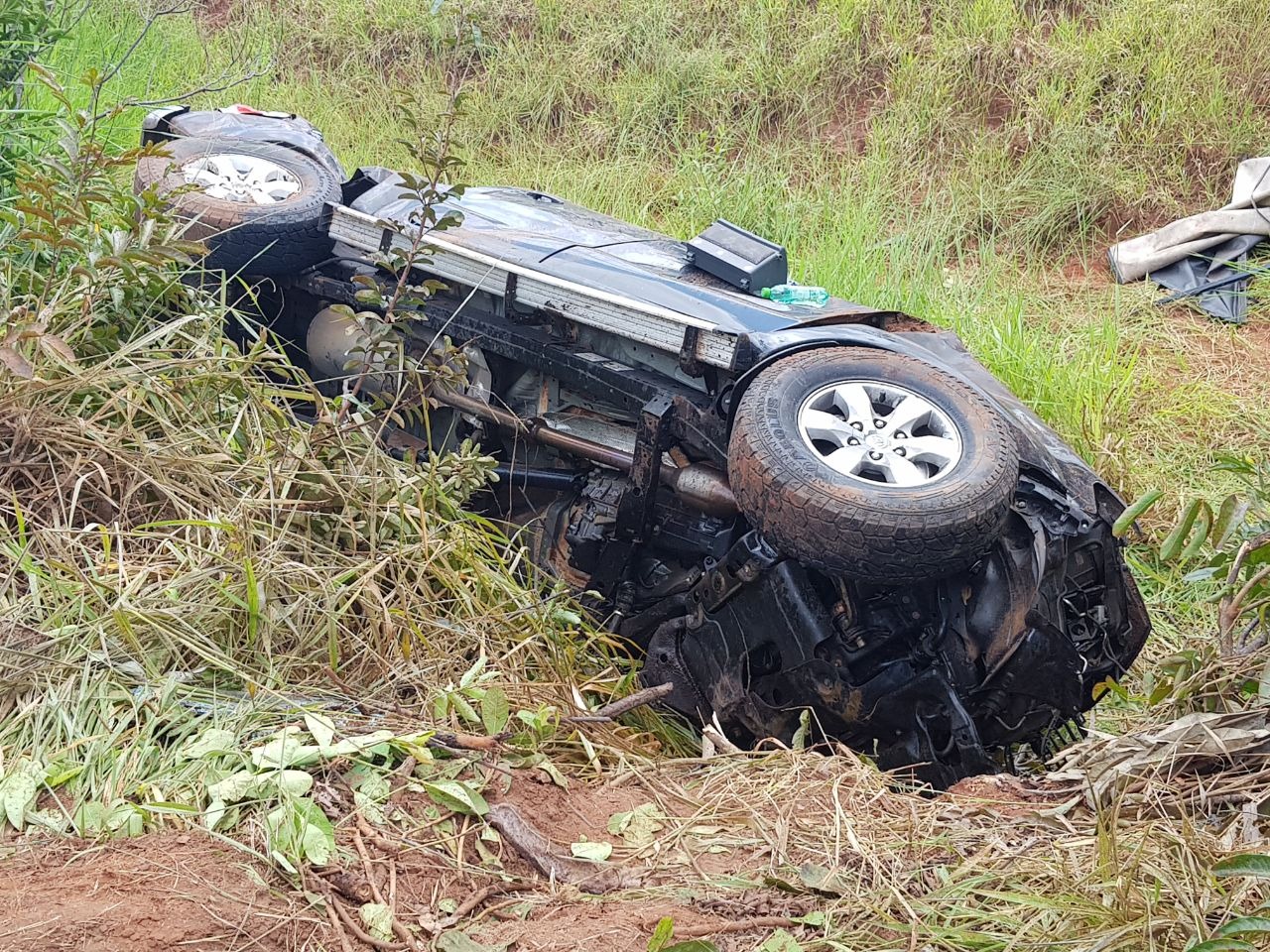Servidor do Estado, que transportava jovem infrator, morre ao colidir com Hilux em Água Clara Caminhonete Hilux envolvida no acidente. (Fotos: Divulgação - Polícia Civil).