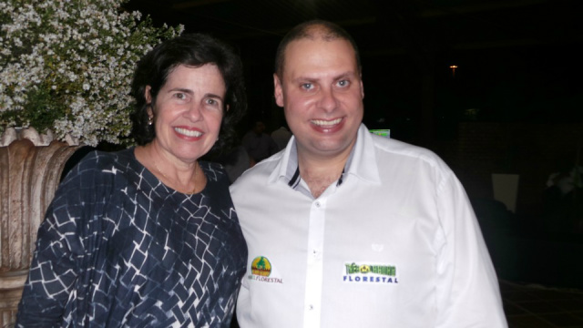 Diretor da Painel Florestal concorda que “Três Lagoas é maior que a crise” A prefeita Marcia Moura e o promotor do evento, Robson Trevisan (Foto: Arquivo/Perfil News)