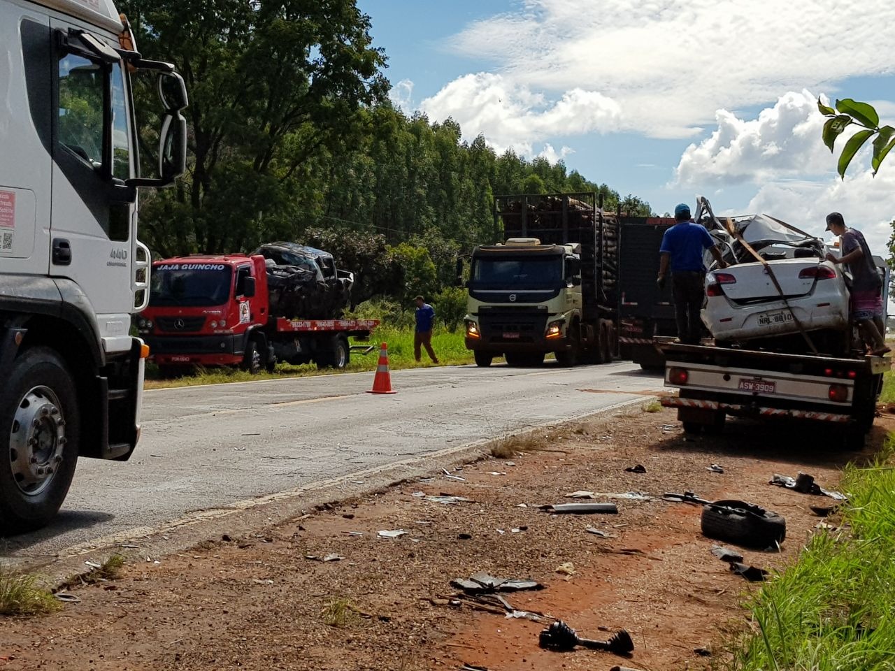 Servidor do Estado, que transportava jovem infrator, morre ao colidir com Hilux em Água Clara (Fotos: Divulgação - Polícia Civil).