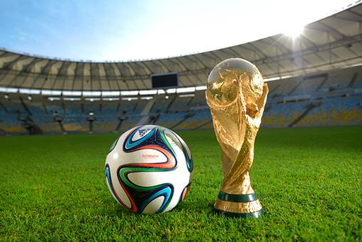 Após passar por 89 países, taça desembarcou hoje no Rio de Janeiro O troféu chega hoje no Rio de Janeiro e vai passar por Campo Grande no dia 6 de maio (Foto: Portal da Copa)