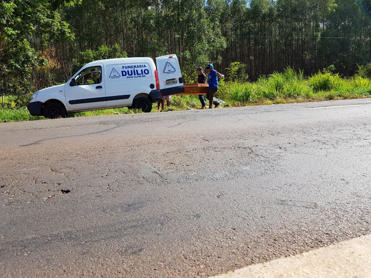 Servidor do Estado, que transportava jovem infrator, morre ao colidir com Hilux em Água Clara Uma funerária recolheu o corpo do homem. (Fotos: Divulgação - Polícia Civil).