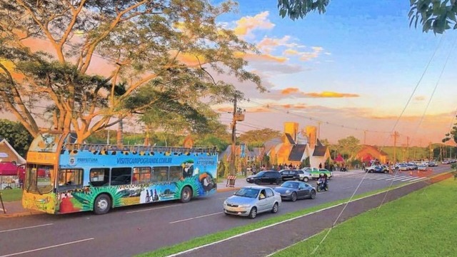 Ônibus fará city tour gratuito por Campo Grande durante período natalino Ônibus adaptado percorrerá, de forma gratuita, os pontos turísticos da Capital até 6 de janeiro. Foto: Divulgação