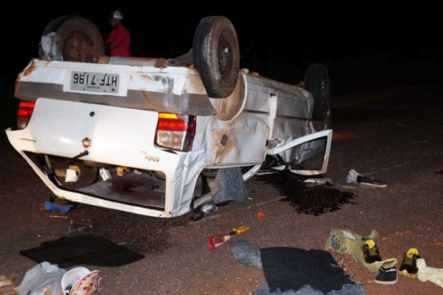 Na noite desta sexta -feira(18)um veiculo Fiat Uno de cor branca com placas de Amambaí (MS) capotou por volta 22h:30 min, após o motorista, Rogério, perder o controle do veículo (Foto: João Carlos Tonon/Radio Portal News)