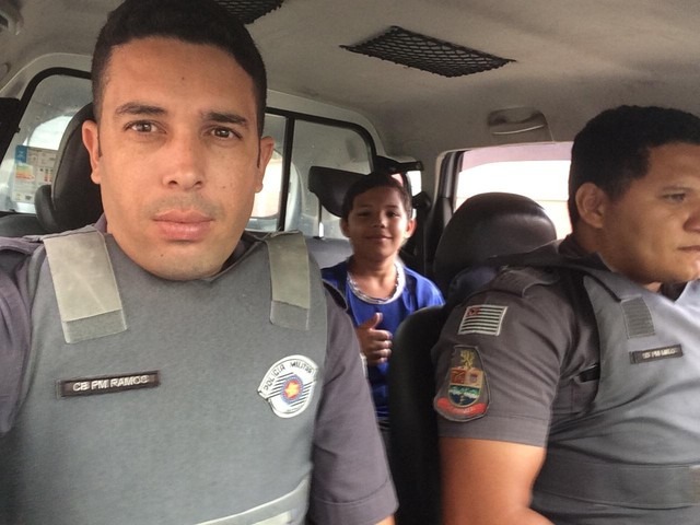 Menino é ignorado por ônibus, ganha carona de PMs e 'apavora' mãe em SP Cabo Ramos, Matheus e o colega durante carona em Guarujá, SP — Foto: Arquivo Pessoal