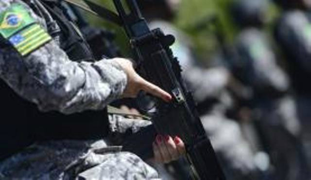 Com as unhas pintadas, a policial da foto não esquece a vaidade, mas sofrem maior porcentagem dos assédios (Foto: Agência Brasil)