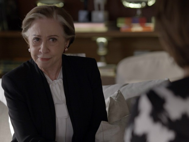 BABILÔNIA: Bomba! Teresa esconde segredo sobre passado de Beatriz Teresa guarda segredo sobre o passado de Beatriz (Foto: Divulgação)