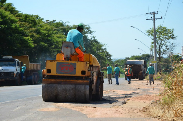 Serviços de limpeza e tapa buracos são realizados em Três Lagoas Diversas ruas e avenidas de Três Lagoas receberam operação tapa-buraco. (Foto: Assessoria)