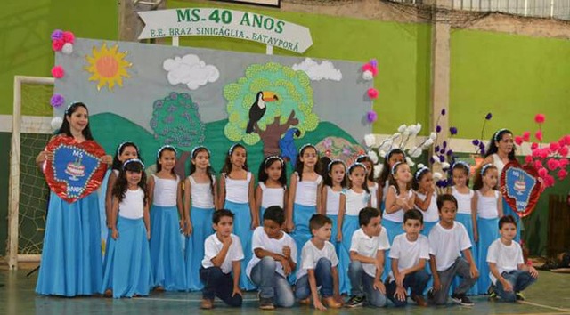 Com muita criatividade, escolas estaduais comemoram os 40 anos de Mato Grosso do Sul Durante formação continuada, no mês de junho, a equipe docente elaborou um roteiro do que seria trabalhado, adequando à realidade das escolas e envolvendo todos os estudantes e a comunidade escolar. (Foto: Divulgação/Assessoria)