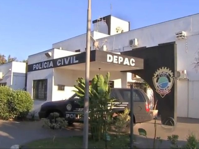 Enteado pega carro de padrasto escondido e polícia encontra veículo queimado em MS Homem procura polícia após ter o carro furtado por enteado. — Foto: Reprodução/ TV Morena