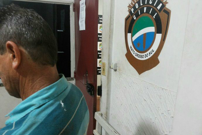 Após ser contratado para frete, motorista é roubado em Nova Andradina Motorista roubado foi amarrado, ameaçado e agredido pela dupla de assaltantes (Foto: Site Jornal da Nova)
