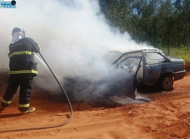 Carro fica destruído após ser consumido por fogo em Ivinhema O Santana ficou completamente destruído. Foto: Portal Nova Notícias