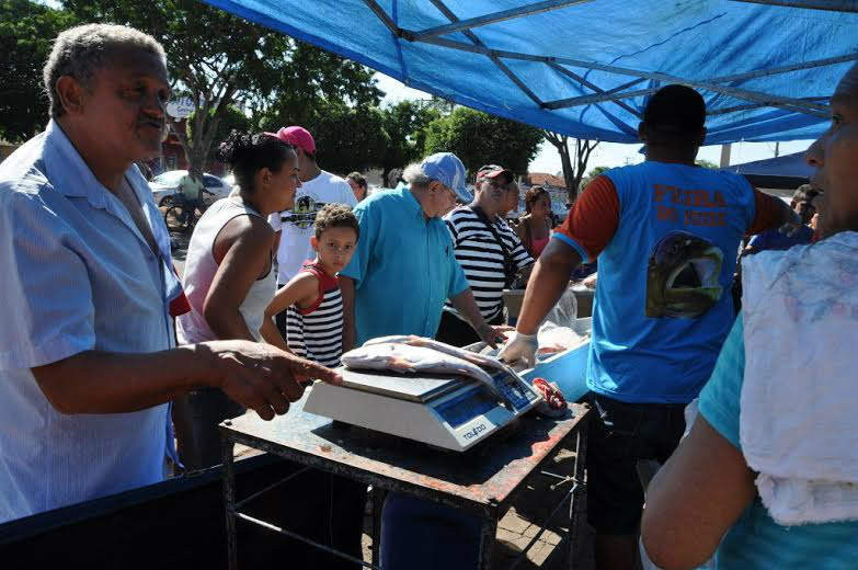 A possibilidade de adquirir pescados mais frescos do que os de supermercados levou muita gente à feira (Foto: Divulgação)
