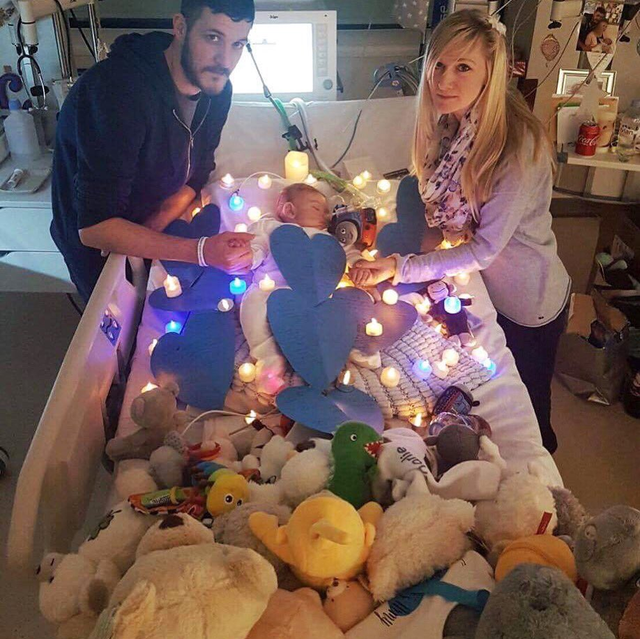 Charlie e seus pais em foto tirada no hospital onde está internado (Foto: Reprodução/Twitter/@Fight4Charlie)