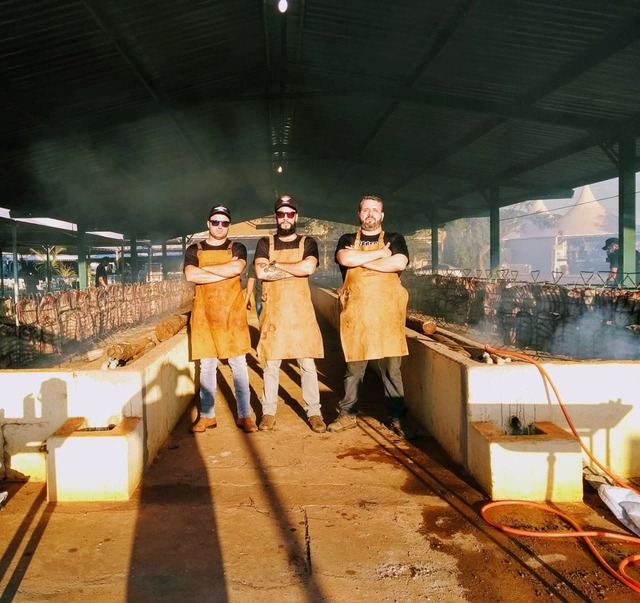 Brutus fazem megachurrasco em Três Lagoas Equipe Brutus recebeu reforço para o megachurrasco: 35 pessoas assaram quase 300 costelas e 450kg de linguiça. Foto: Divulgação
