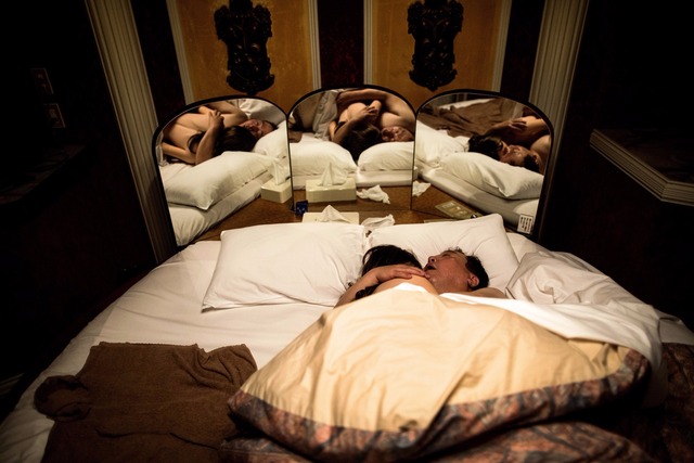 Senji Nakajima abraça boneca de silicone, enquanto dorme em um hotel romântico em Yachimata (Foto: Behrouz Mehri / AFP )