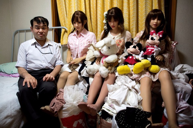 Japoneses perdem esposas e encontram o amor em bonecas de silicone Senji Nakaji faz piquenique ao lado de sua boneca (Foto: Behrouz Mehri / AFP )