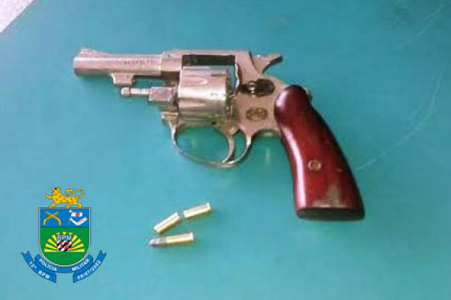 PM de Naviraí apreende arma de fogo e porções de crack com adolescentes Os adolescentes infratores, juntamente com a arma e a droga foram encaminhados até a 1ª Delegacia de Polícia de Naviraí (Foto: Divulgação/PM MS)