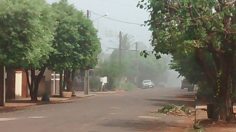 Corte de fumaça intrigou moradores de Itapura (SP) e da região rural do município. (Fotos: Reprodução/Jornal Voz da Verdade). 