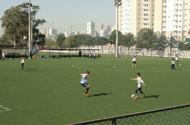 De camiseta branca, Téo domina a bola durante treino de avaliação no Parque são Jorge (Foto: Divulgação)