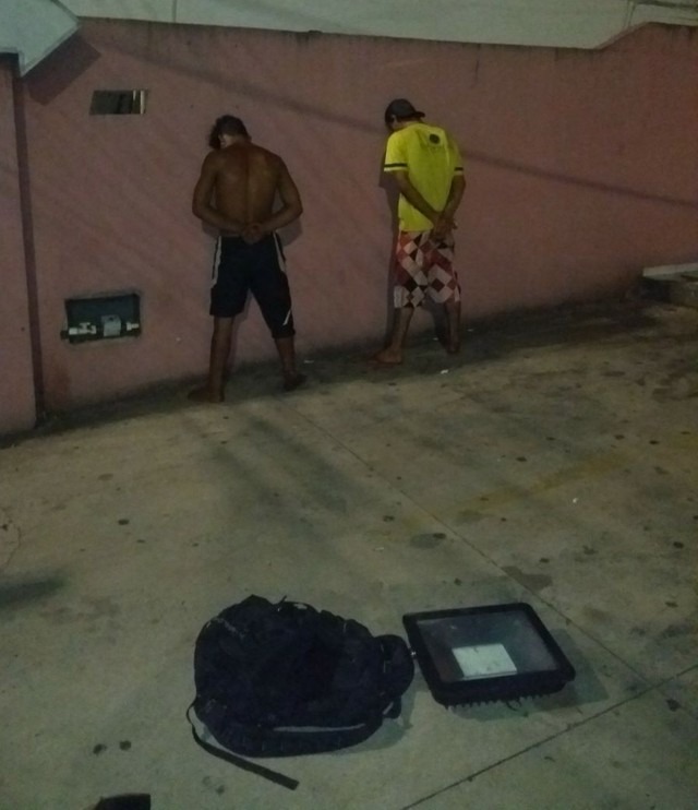 Dupla é presa ao tentar furtar luminária da estátua de Manoel de Barros Suspeitos foram presos ao tentarem furtar refletor da estátua Manoel de Barros (Foto: Guarda Municipal/Divulgação)