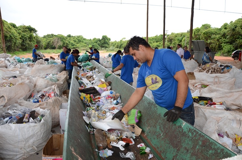 SEMEA quer intensificar coleta de lixo reciclável em Três Lagoas Material é encaminhado para a Cooperativa Arara Azul, composta por 26 cooperados. (Foto: Divulgação)