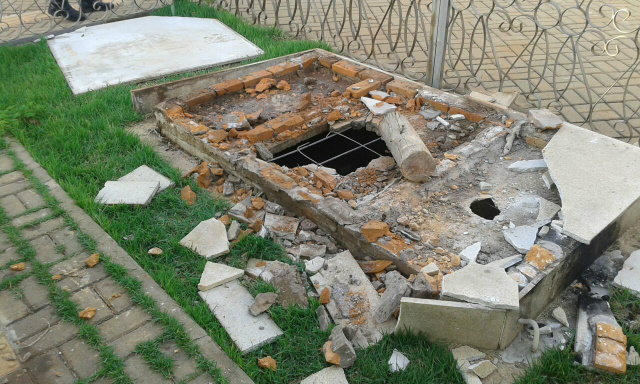 2º BPM prende autor de danos ao patrimônio público no Cemitério do Soldado Os policiais militares flagraram o jovem de posse de um tronco de madeira e o monumento destruído. (Foto: Assessoria)