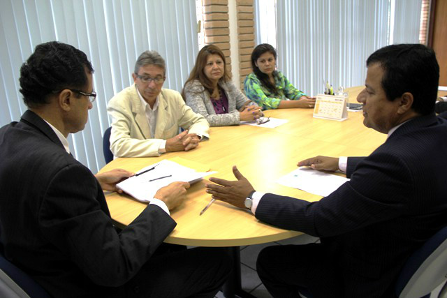 A entrega da documentação aconteceu na sala da presidência (Foto: Divulgação/Assecom)