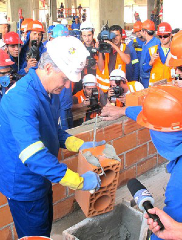 Tite colocou dois tijolos em um muro da Arena
(Foto: Leandro canônico / Globoesporte.com)
