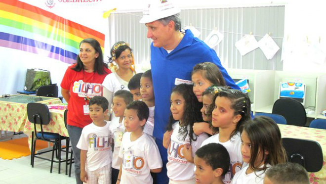 Tite iniciou a visita à obra com abraços aos filhos dos funcionários (Foto: Leandro Canônico)