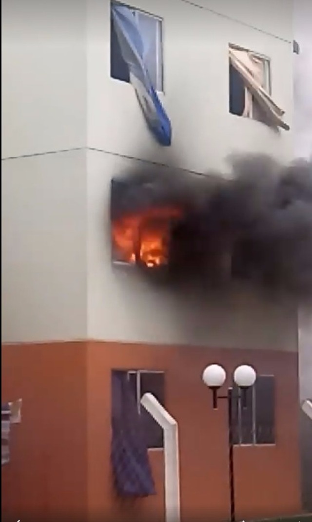 Incêndio em condomínio de Três Lagoas  mobilizou viaturas do Corpo de Bombeiros.(Fotos: Divulgação Perfil News)