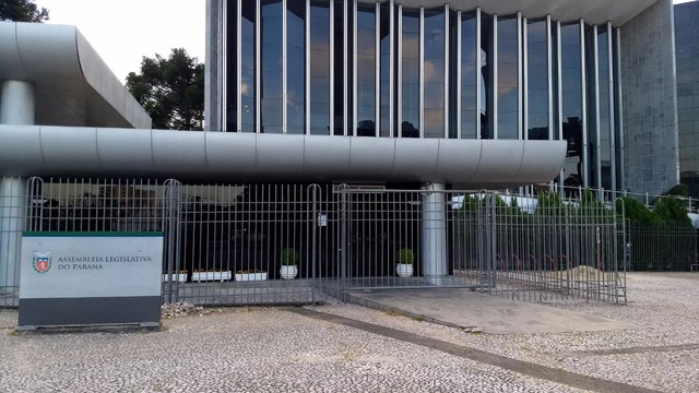 Polícia faz busca em gabinete de deputado estadual do PR em investigação sobre fraude à fila do SUS Gabinete de deputado, na Alep, é um dos alvos de busca e apreensão — Foto: Tarcísio Silveira/RPC